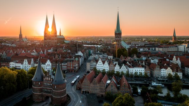 7Türme+ Benefiz-Kirchenführung, Treffpunkt am Holstentor - Ziel: Herz-Jesu-Kirche