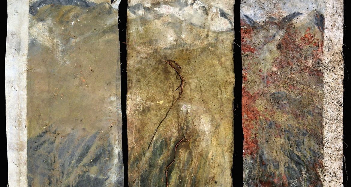 Drei verwitterte Leinwände mit abstrakten Landschaftsmotiven in Erdtönen.