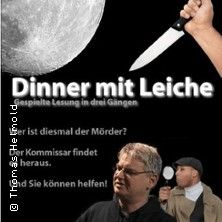 Plakat für eine Krimi-Lesung mit dem Titel 'Dinner mit Leiche'. Ein Mann hält ein Messer, ein anderer eine Lupe. Der Mond ist im Hintergrund sichtbar.