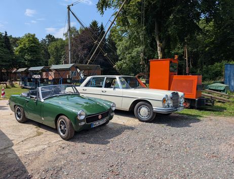 Zwei Oldtimer und eine Lok