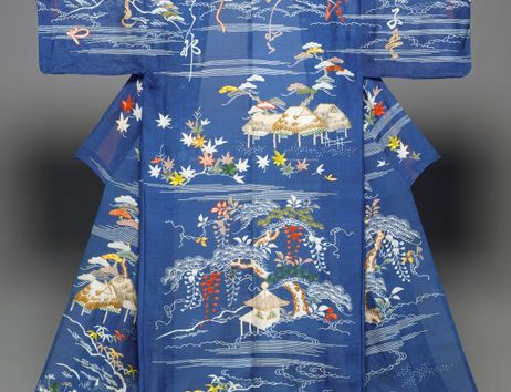 Blauer halbdurchsichtiger Sommerkimono, es sind Hiragana-Zeichen und abstrakte Landschaftszeichnungen als Stickereien darauf zu sehen