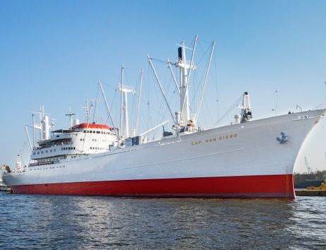 Das Schiff Cap San Diego im Hafen, weiß mit rotem Unterbau.
