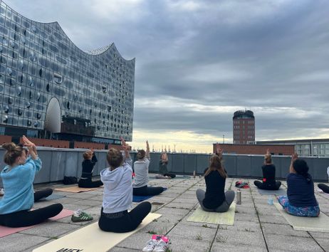 Yoga auf der Dachterrasse mit Blick auf die Elphi