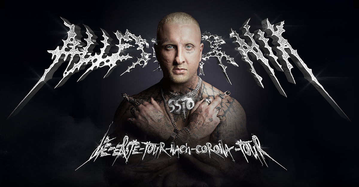 Ein tätowierter Mann mit blonden Haaren und Schmuck posiert vor einem dunklen Hintergrund mit dem Schriftzug 'SSIO - Die erste Tour nach Corona - Tour'.