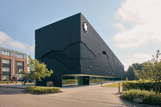Das schwarze Gebäude des MONTBLANC HAUS von der Seite.
