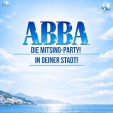 Plakat für eine ABBA Mitsing-Party mit blauem Himmel und Meer im Hintergrund.
