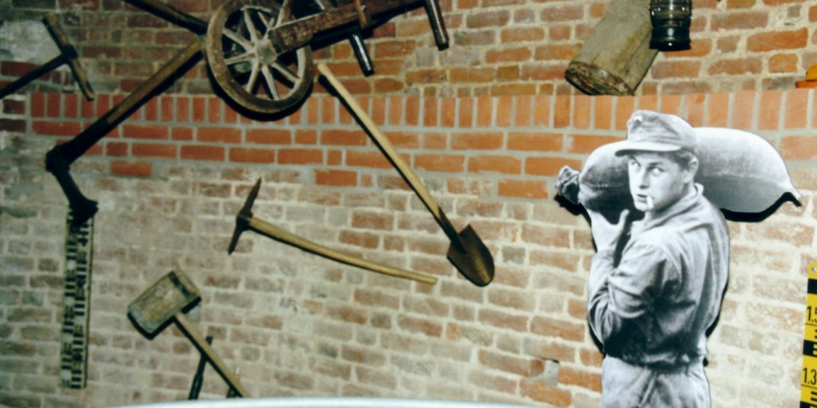 Waldemarturm Dannenberg - Sandsackschlepper der Hochwasserausstellung, © Museumsverbund Lüchow-Dannenberg e. V. / Jenny Raeder