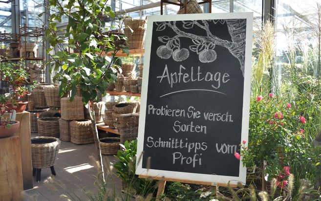 Eine Tafel kündigt die Apfeltage im Garten von Ehren an