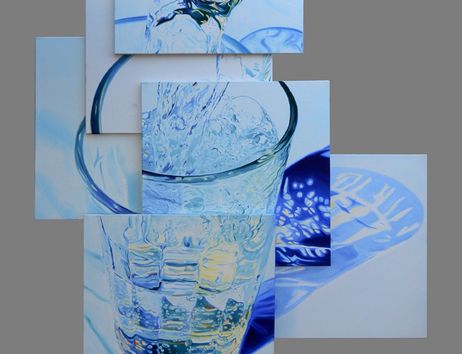 Das Bild zeigt mehrere zusammengesetzte Ausschnitte einer Wasserflasche, die ein Glas Wasser einfüllt. 