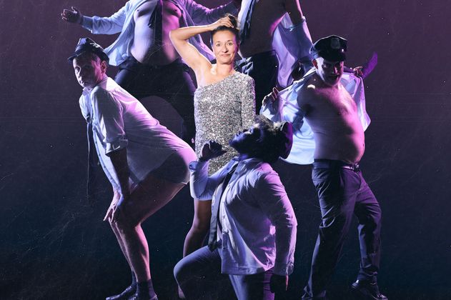 Das Ensemble von Fischer & Jung, fünf leichtbekleidete Männer und eine Frau im Glitzerkleid, im lila-pinken Neonlicht