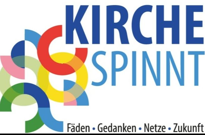 Logo mit bunten Kreisen und dem Text 'Kirche spinnt'.