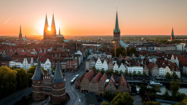 7Türme+ Benefiz-Kirchenführung, Treffpunkt am Holstentor - Ziel: St. Katharinen