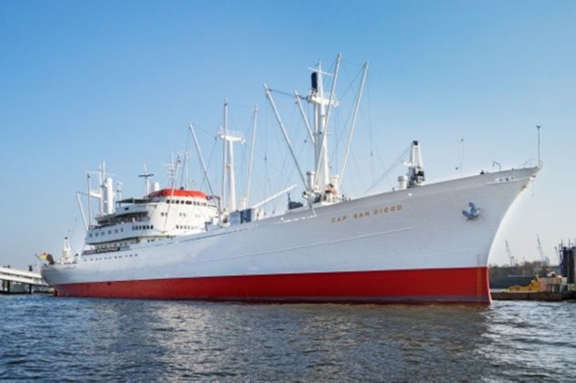 Das Schiff Cap San Diego im Hafen, weiß mit rotem Unterbau.