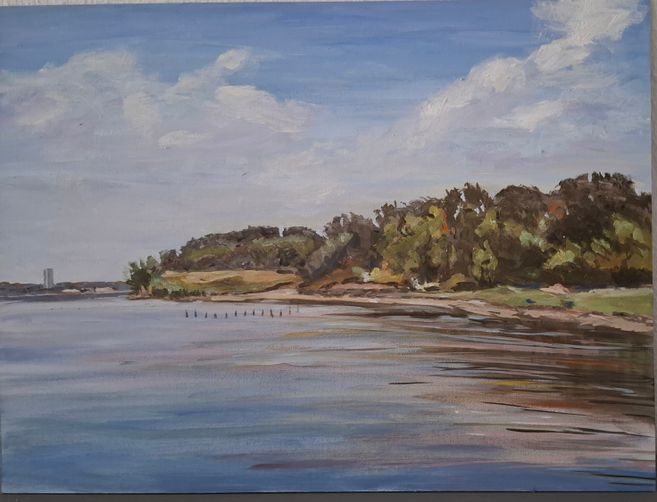 Gemälde einer Küstenlandschaft mit Bäumen und ruhigem Wasser unter blauem Himmel.