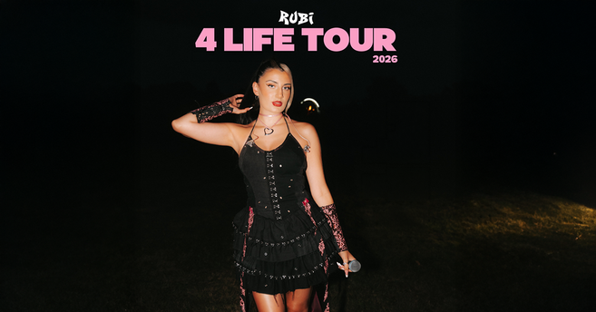 Frau in schwarzem Kleid mit Mikrofon, Text 'RUBI 4 LIFE TOUR 2026' oben im Bild.