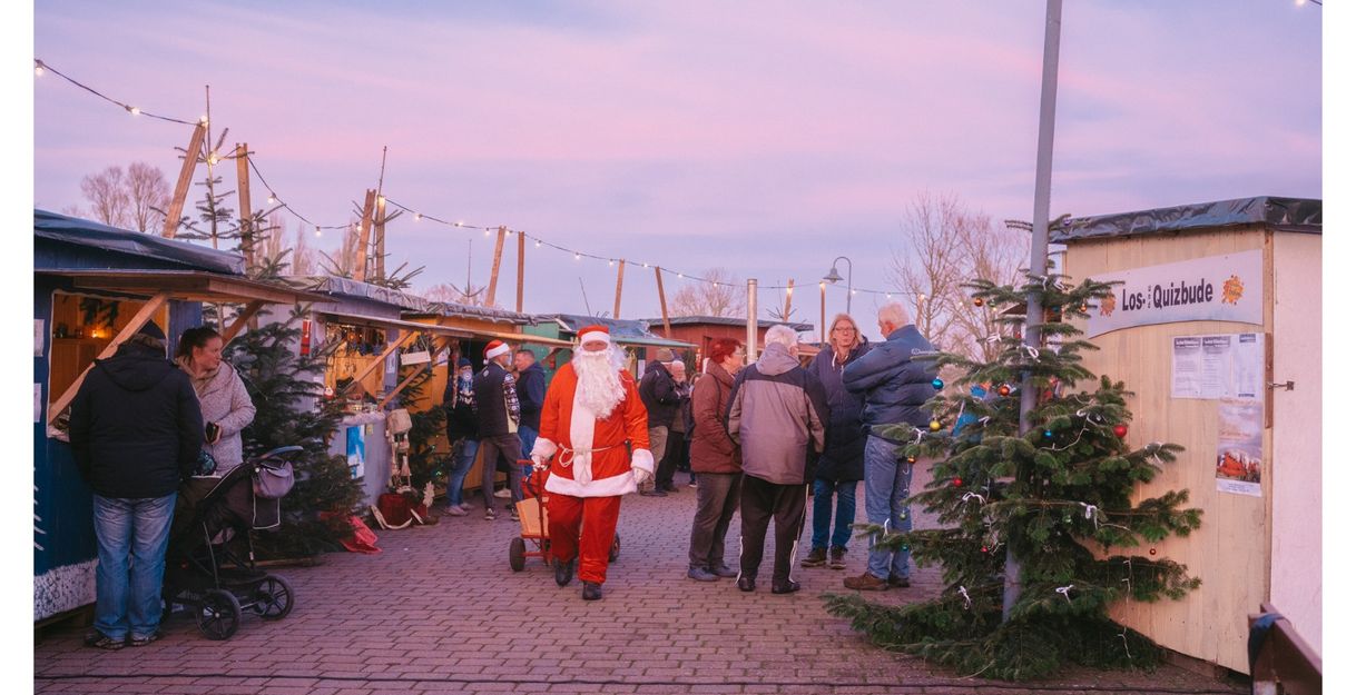Weihnachtsmann zieht Bollerwagen