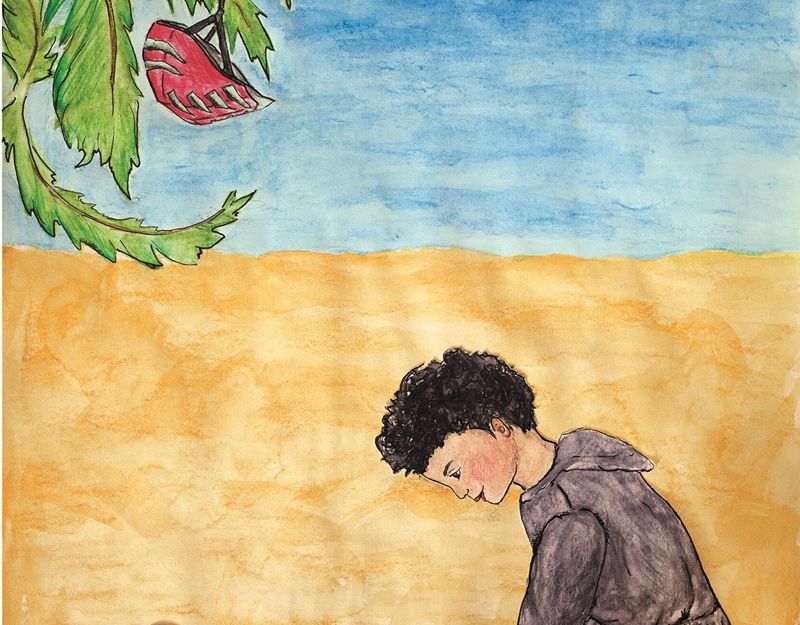 Ein Junge kniet am Strand und hält einen Apfel vor eine Schildkröte. Ein roter Fahrradhelm hängt an einer Palme. Im Hintergrund ist das Meer zu sehen.