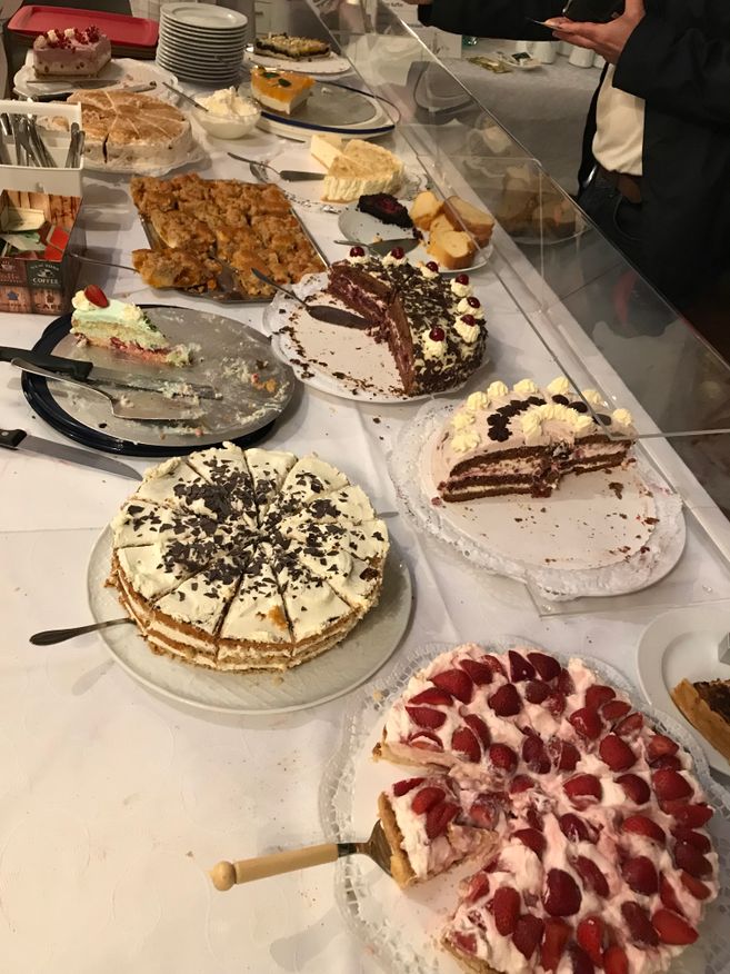 Buffet mit Torten und Kuchen