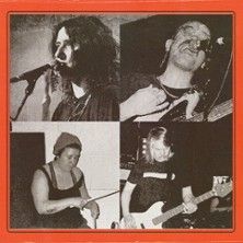 Vier Musiker in einem quadratischen Bild, jeder in einem eigenen Feld, mit Instrumenten und Mikrofonen.