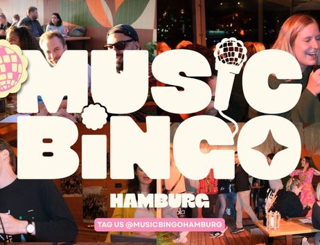 Music Bingo Logo mit Bilder von der Veranstaltung im Hintergrund. Leute singen und tanzen.
