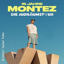 Person steht auf geometrischen Betonblöcken vor blauem Himmel, Text: 15 Jahre Montez, Die Jubiläumstour.