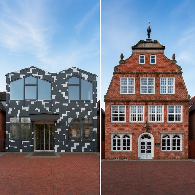 Fassade des Kranichhauses in Otterndorf mit Kranichfigur auf dem Dach.