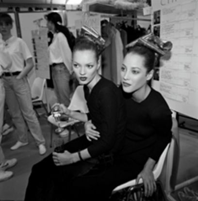 Kate Moss und Christy Turlington backstage, Paris 1994, © BSB/Bildarchiv Volker Hinz