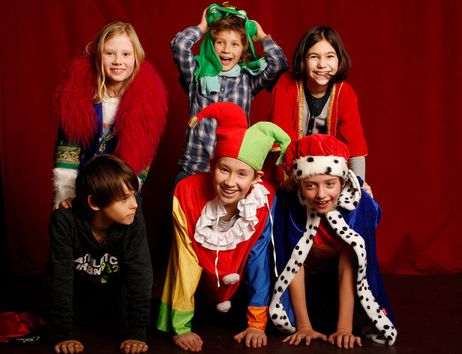 Kinder, die verkleidet sind mit verschiedenen Kostümen