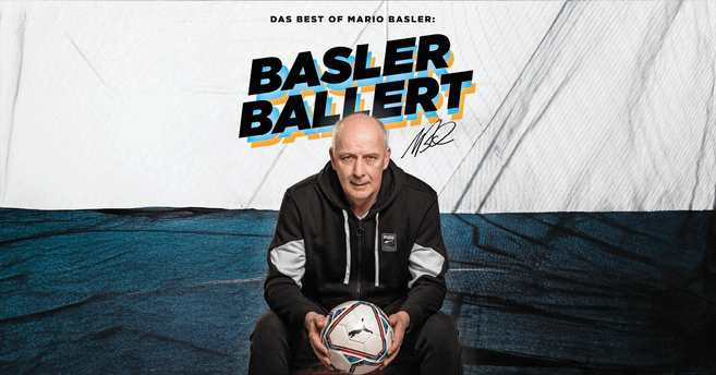 Ein Mann in Sportkleidung hält einen Fußball und sitzt vor einem Banner mit der Aufschrift 'BASLER BALLERT'.