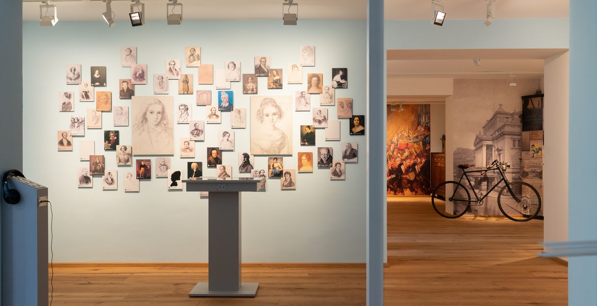 Blick auf Bilderwand in Mendelssohn-Ausstellung