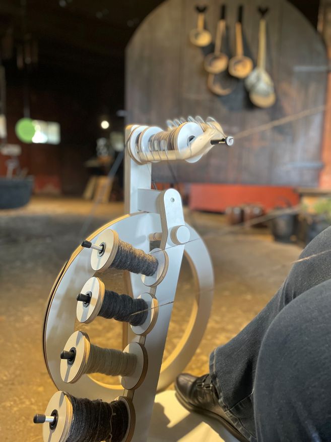 Ein Spinnrad in Bewegung auf dem Flett im Rieck Haus