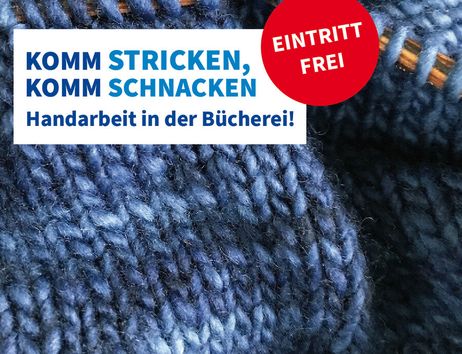 Nahaufnahme von blauer Strickarbeit mit Stricknadeln und Text über ein Strickevent in der Stadtbücherei Norderstedt.