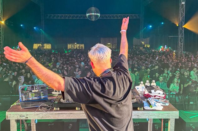 Der DJ Steve Clash steht auf einer Bühne vor einem großen Publikum des Hurricane Festivals 2025