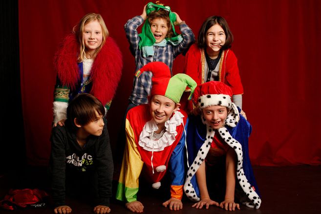 Kinder, die verschieden verkleidet sind und lachen 