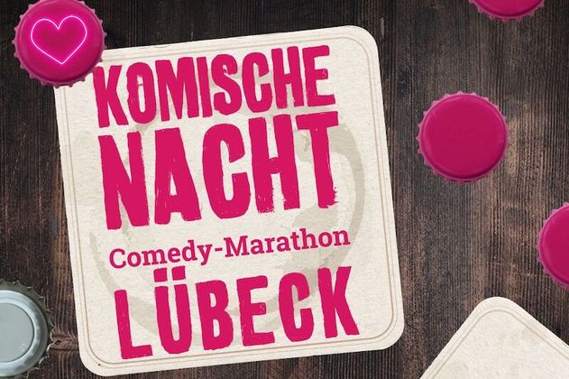 Bierdeckel mit der Aufschrift 'Komische Nacht Lübeck Comedy-Marathon' auf Holztisch, umgeben von Flaschendeckeln.