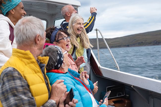 Fröhliche Menschen auf einem Schiff