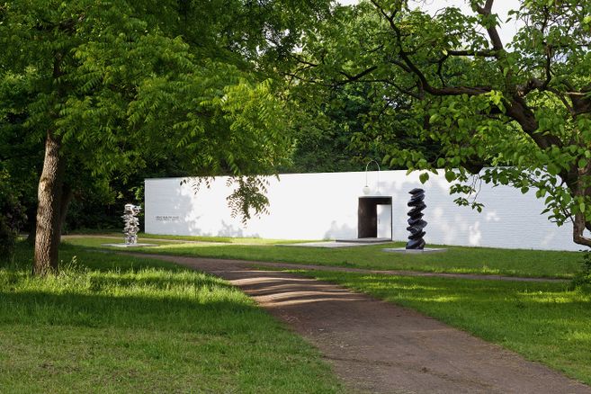 Das Ernst Barlach Haus während der Ausstellung »Tony Cragg. Against the grain« im Sommer 2012