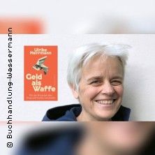 Eine Frau mit kurzen grauen Haaren lächelt. Im Hintergrund ist das Buchcover von 'Geld als Waffe' von Ulrike Herrmann zu sehen.