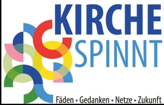 Logo mit bunten, ineinander verschlungenen Kreisen und dem Text 'Kirche spinnt'.