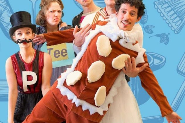 Blick von der Bühne in einen leeren, eleganten Theatersaal mit Balkonen und dekorativer Decke.