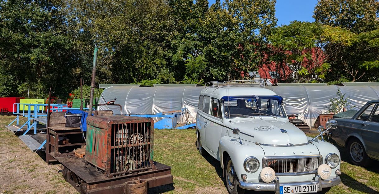 Eine Lok und ein Oldtimer