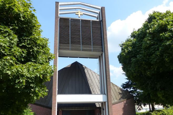 Evangelisch-Lutherische Kirche in Sasel mit modernem Glockenturm und Kreuz.