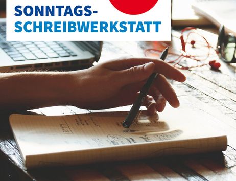 Plakat für die Sonntags-Schreibwerkstatt in Norderstedt mit einem Laptop und Notizbuch im Hintergrund.
