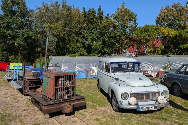 Eine Lok und ein Oldtimer