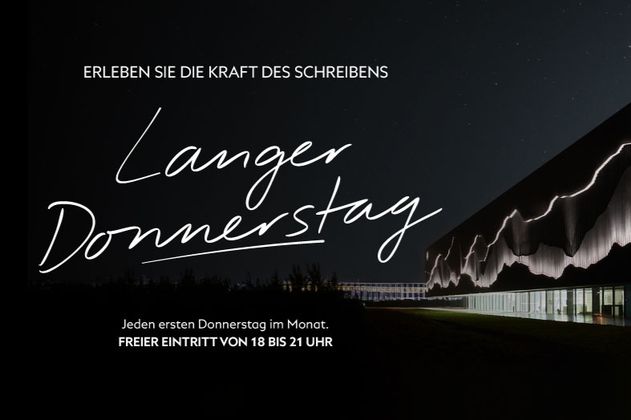Außenansicht vom MONTBLANC HAUS bei Nacht. Text: Erleben Sie die Kraft des Schreibens. Langer Donnerstag. Jeden ersten Donnerstag im Monat. Freier Eintritt von 18-21 Uhr.