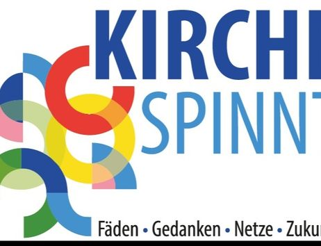 Logo mit dem Text 'Kirche spinnt' und bunten, ineinander verschlungenen Formen.