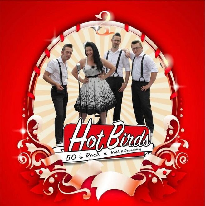 Vier Personen in 50er-Jahre-Kleidung vor einem roten Hintergrund mit dem Schriftzug 'Hot Birds'.
