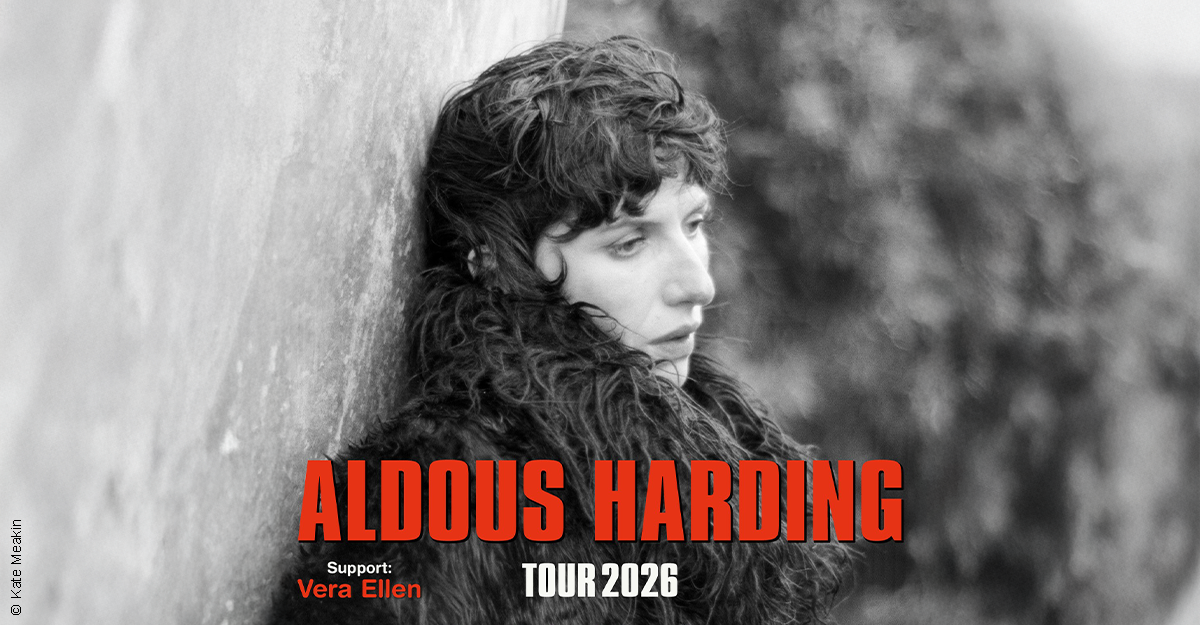 Schwarz-weiß Foto einer Person, die an eine Wand gelehnt ist, mit Text 'Aldous Harding Tour 2026' und 'Support: Vera Ellen'.