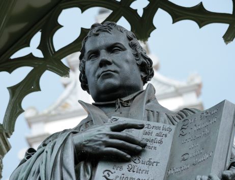 Statue von Martin Luther mit einer Bibel in der Hand.