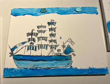 Gemälde eines Segelschiffs mit blauen und schwarzen Details auf weißem Hintergrund.